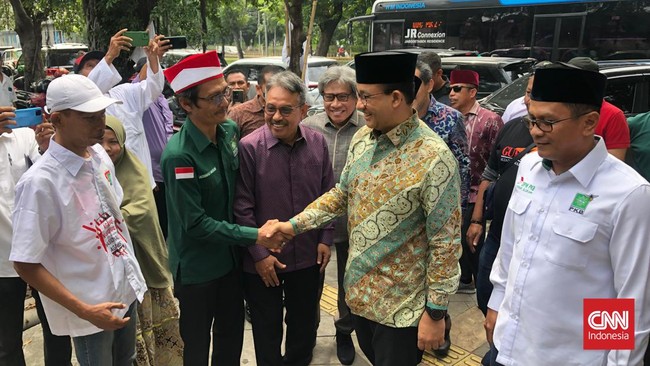 Anies Baswedan tiba di markas DPW PKB Jakarta sekitar pukul 12.57 Wib. Dia mengenakan batik bercorak hijau dan peci hitam.