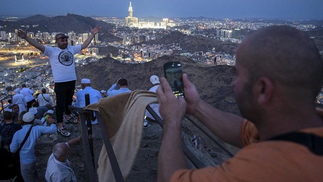 FOTO: Ramai Gua Hira Usai Puncak Ibadah Haji