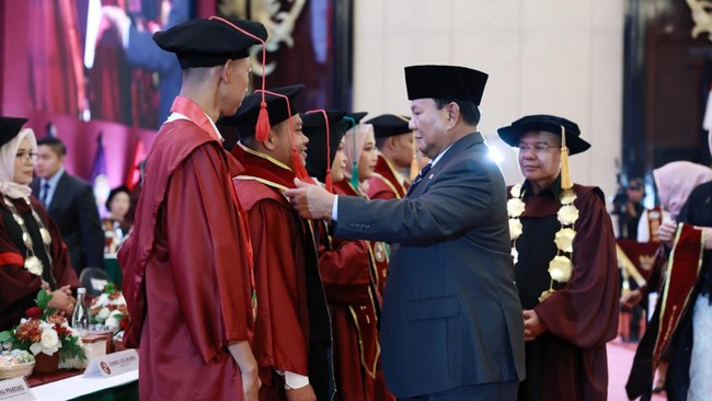 Prabowo Subianto mengajak anak-anak muda untuk dapat berkontribusi kepada negara saat menghadiri acara wisuda sarjana UKRI.