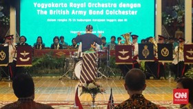 Band Angkatan Darat Inggris Main Lagu Suwe Ora Jamu Depan Sri Sultan