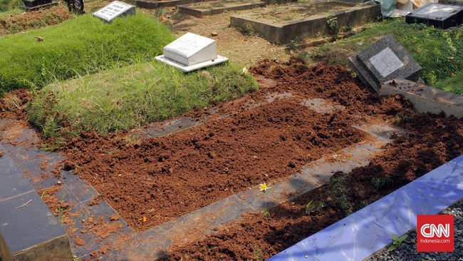 Makam ED (43), warga Dusun Krajan, Desa Plampangrejo, Kecamatan Cluring, Banyuwangi dirusak orang tak dikenal. Tali pocong di makam itu hilang.