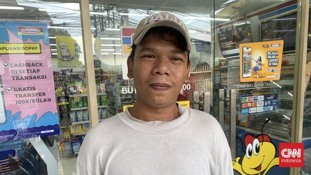 Edi (33), seorang warga yang ditemui bersama istrinya di sebuah minimarket di Jakarta Barat, mengaku masih merasakan dilema dan belum bisa menyatakan setuju atau tidaknya terhadap peraturan penertiban juru parkir di minimarket tersebut.