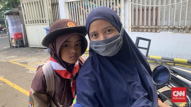 Yenny (36), salah seorang pengendara roda dua yang hendak membeli kebutuhan sang anak di minimarket di daerah Jakarta Barat, juga menilai bahwa ada baiknya juru parkir itu dipekerjakan resmi dari perusahaan minimarket terkait.