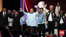 FOTO: Momen Anies, Prabowo, Ganjar di Debat Capres Terakhir