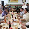 Mampir ke Warung Bakso Mang Uka, Prabowo Disambut Riuh Warga