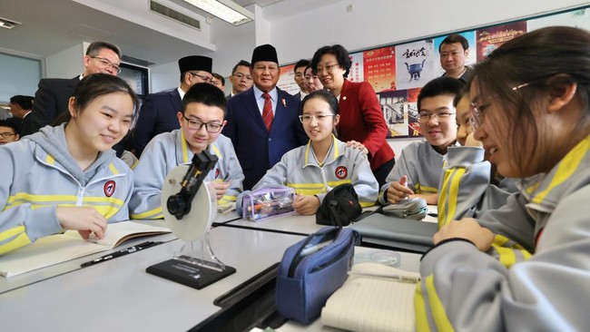 Menteri Pertahanan (Menhan) Prabowo Subianto berkunjung ke sekolah Beijing No. 2 Middle School, di Dongcheng District, Beijing, China pada Selasa (2/4).