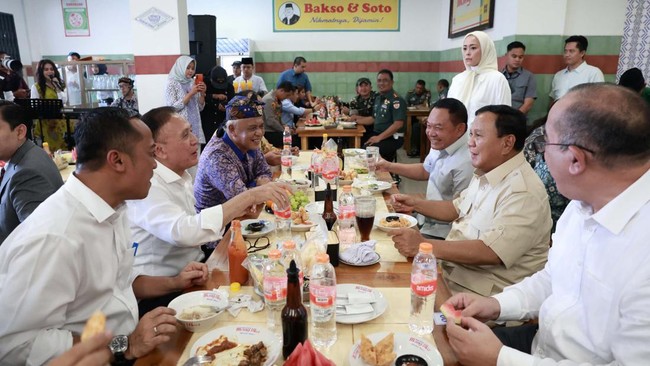 Prabowo Subianto menyempatkan diri makan siang di warung 'Bakso dan Soto Mang Uka' milik eks KSAD, Dudung Abdurachman, Kamis (29/2).