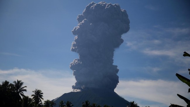 Gunung Api Ibu di Halmahera, Maluku Utara, erupsi sebanyak dua kali pada Sabtu (29/6) malam.