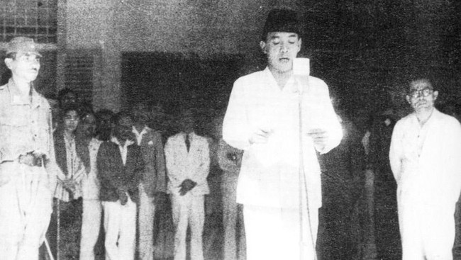 Presiden Sukarno dan Wakil Presiden Mohammad Hatta membentuk kabinet pada 2 September 1945. Berikut jumlah menteri di kabinet pertama Indonesia.