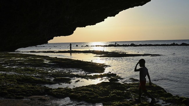 FOTO: Tergoda Layung Senja di Pantai Kelapa Lima Kupang