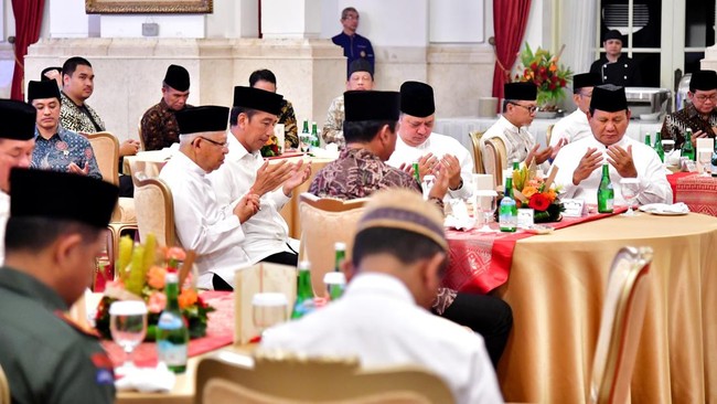 Menhan Prabowo Subianto dan Presiden Jokowi menunjukkan keakraban saat duduk bersama dalam acara buka puasa bersama di Istana Negara.