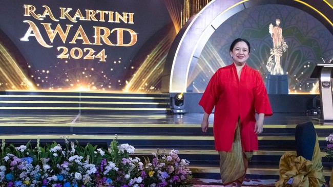 Ketua DPR RI Puan Maharani menerima penghargaan Kartini Award 2024 untuk kategori Exemplary Woman in Politic di Jakarta pada Jumat (28/6).