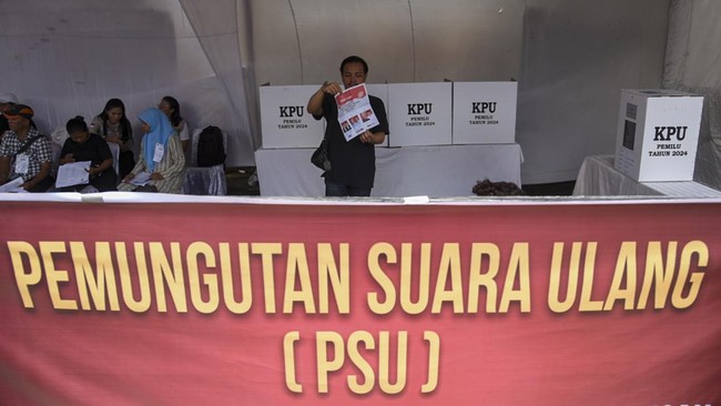 Pelaksanaan pemungutan suara ulang di setiap daerah tidaklah sama. Misalnya, terdapat 7 PSU harus digelar dalam rentang 45 hari sejak diputus oleh MK.