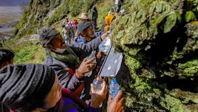 FOTO: Ritual Pengambilan Air Suci Jelang Perayaan Yadnya Kasada