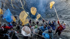 FOTO: Kesakralan Ritual Yadnya Kasada Suku Tengger di Bromo