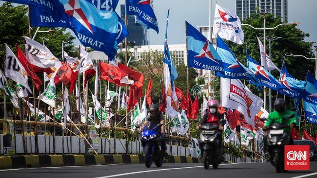 Alat peraga kampanye terpasang semrawut di setiap sudut kota telah mamakan korban. Bagaimana pandangan masyarakat akan hal tersebut?