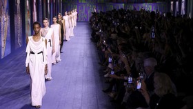 FOTO: Kala Jersey Jadi Busana Couture ala Dior