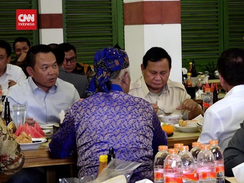 VIDEO: Prabowo Dikerubungi Warga di Warung Bakso Milik Dudung