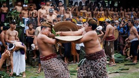 FOTO: Mekare-kare, Tradisi Persembahan dan Hormati Dewa Perang